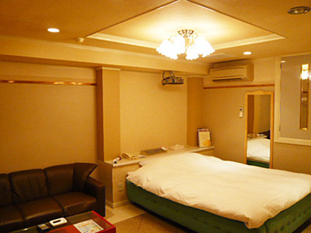 「ホテル ひまわり」107号室 内装1